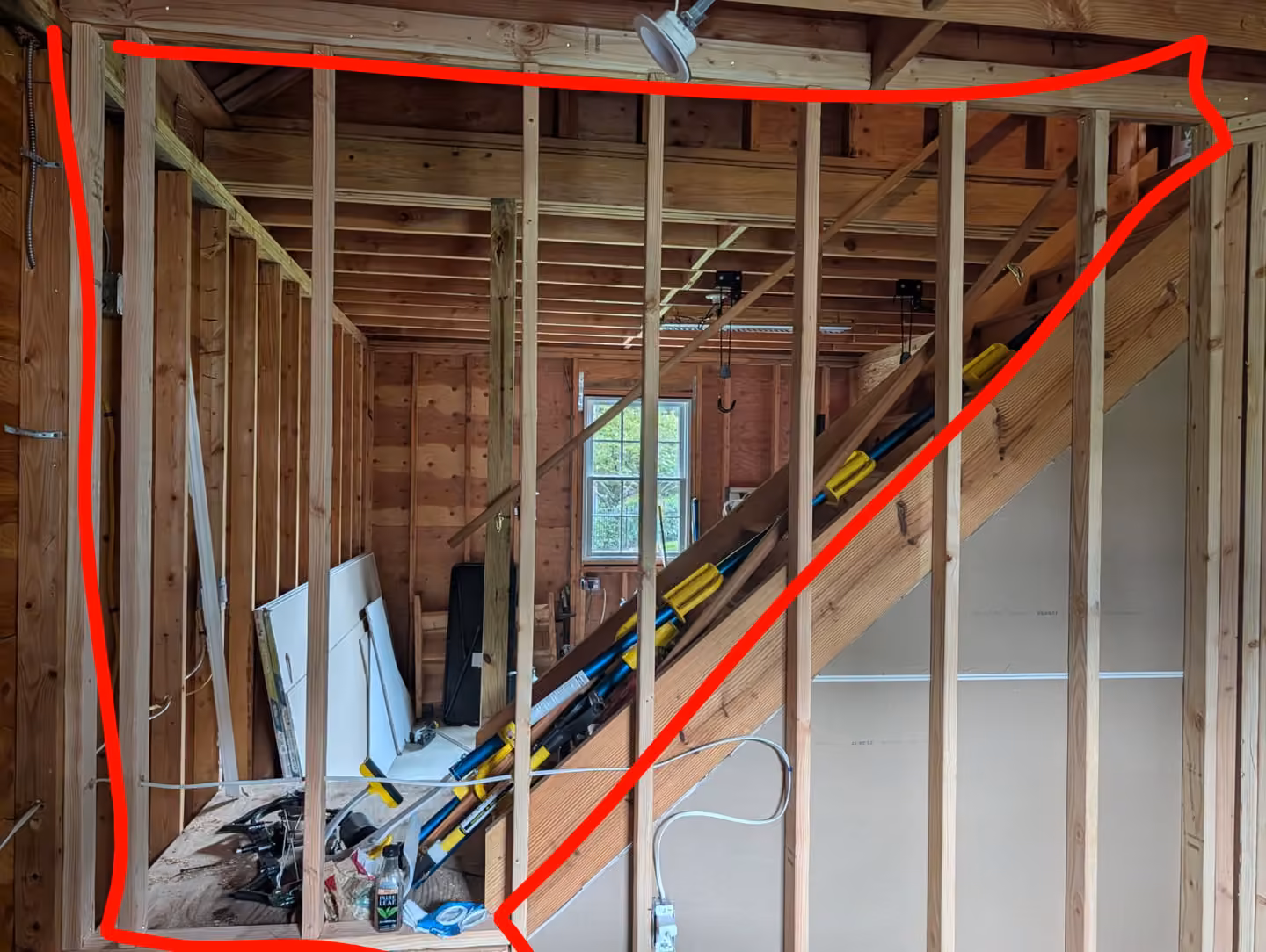 Área de pared marcada en rojo para instalar Sheetrock