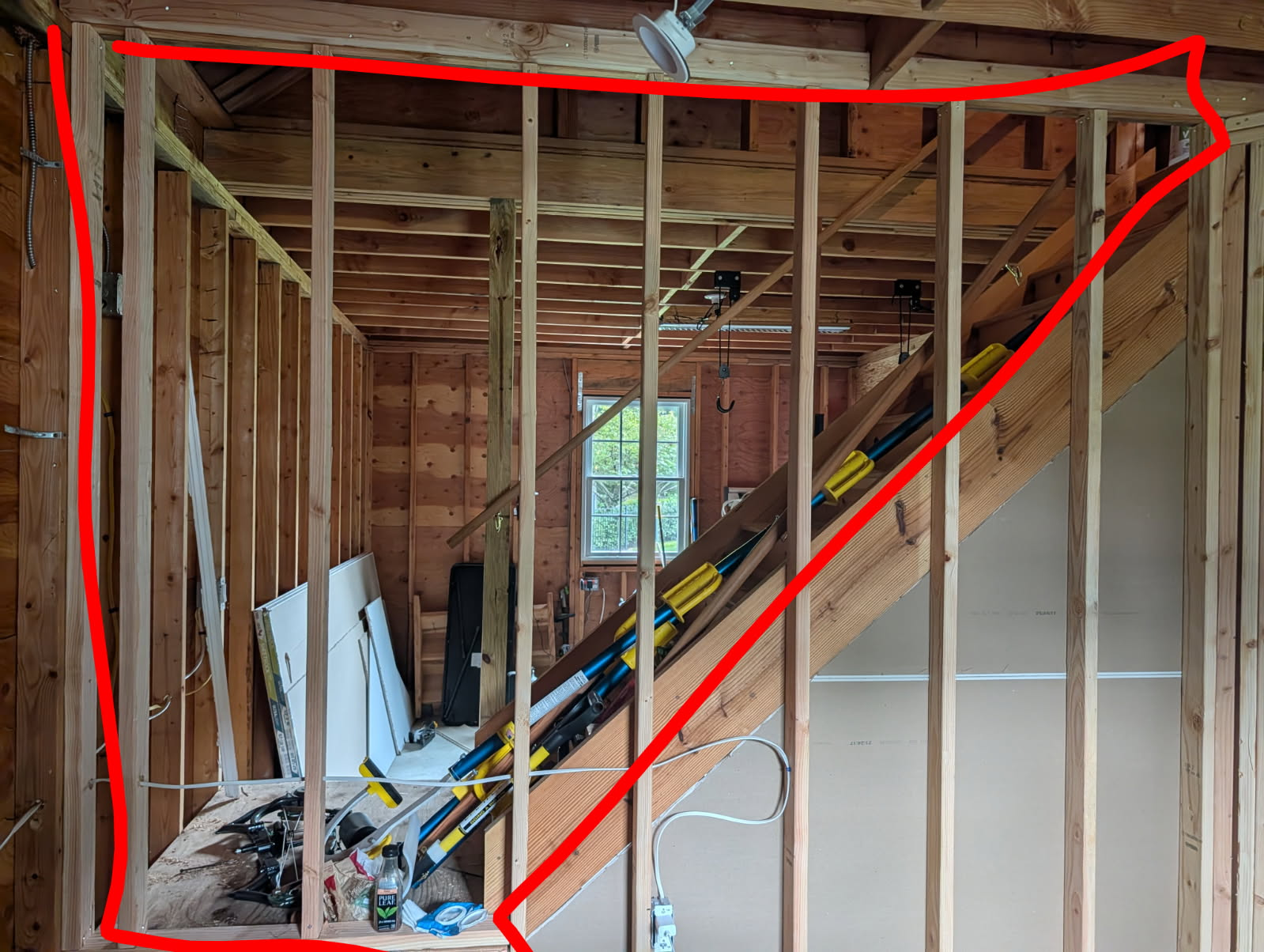 Área de pared marcada en rojo para instalar Sheetrock