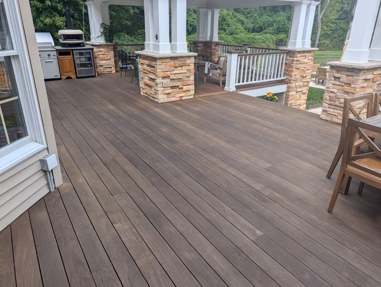 Deck de madera al que hay que aplicar aceite