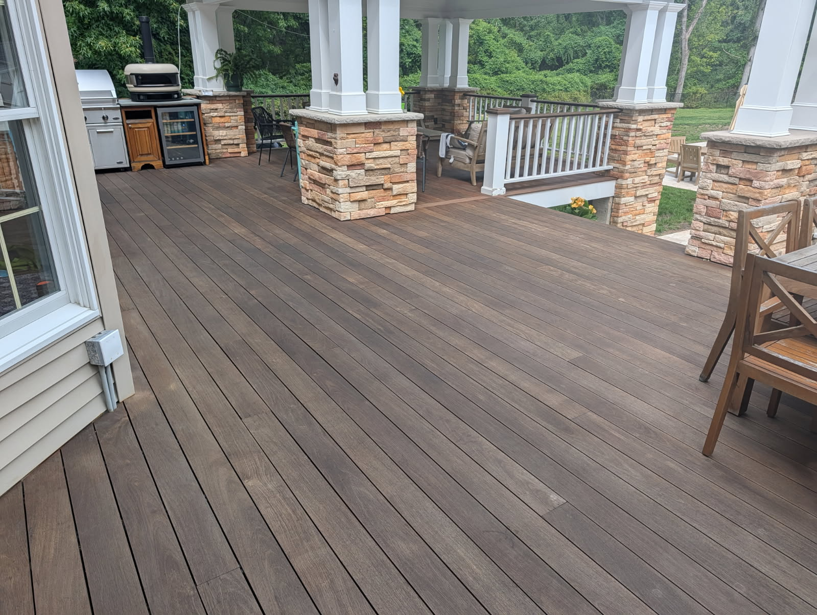 Deck de madera al que hay que aplicar aceite